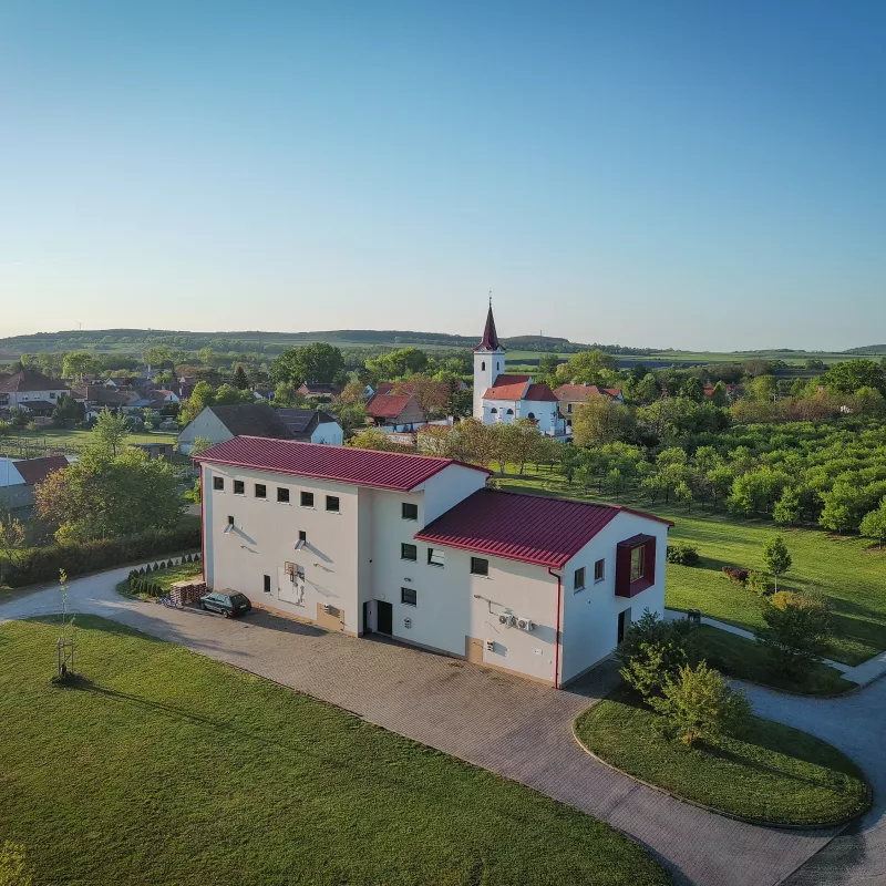 Budova vinařství v duchu funkcionalismu